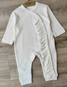 Человечек Findik «Рюши» белый, девочка 3-6-9 месяцев